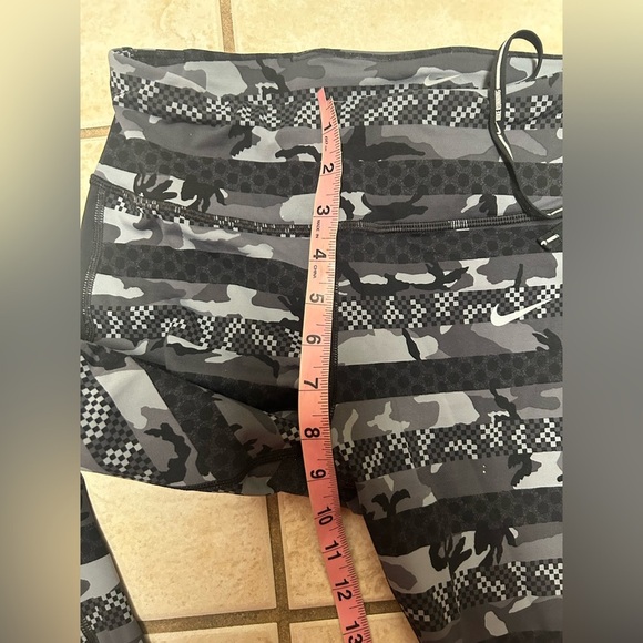 Nike Women's Epic Lux Clash Printed Camo Leggings M 27" full length 686040-021 - Picture 5 of 8